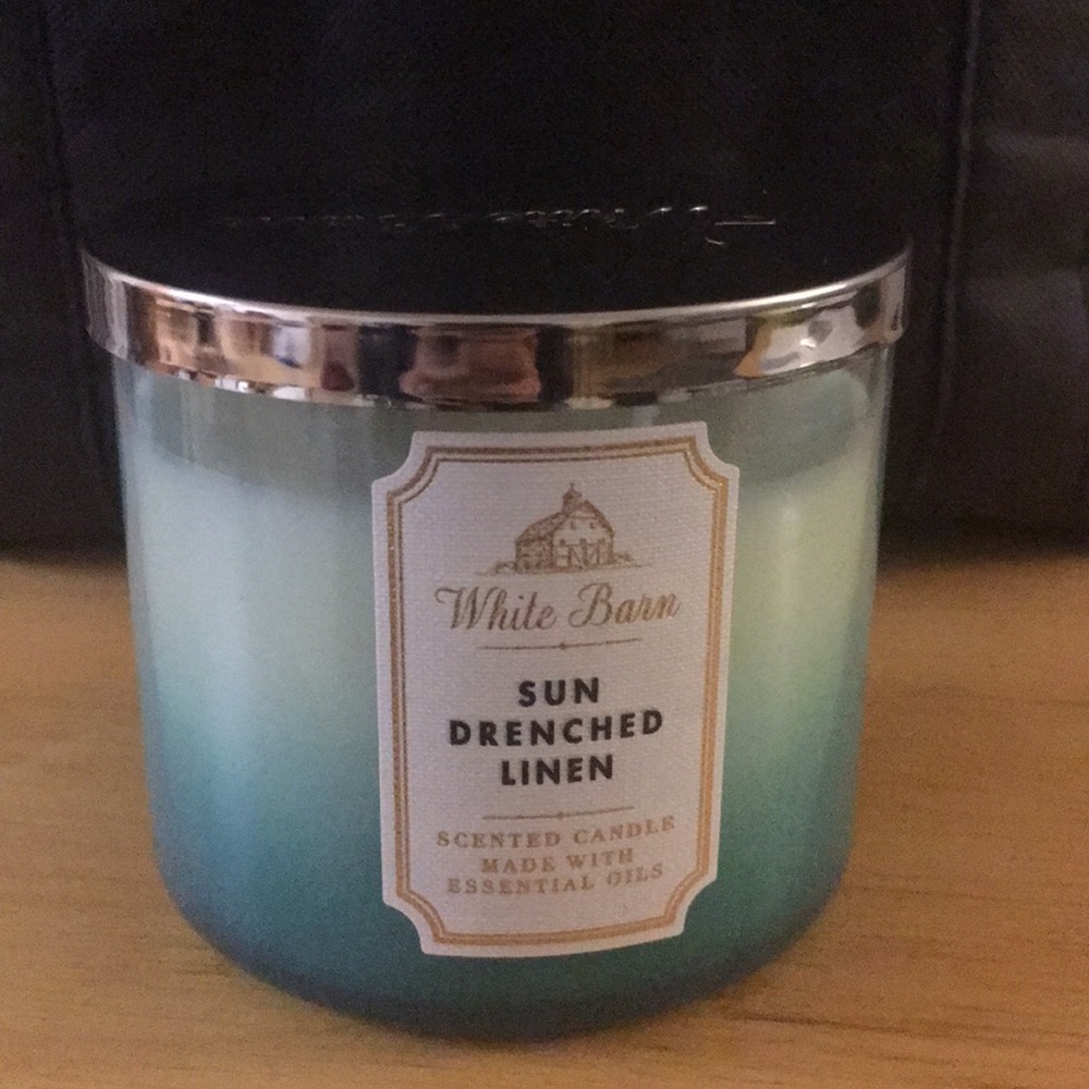White Barn “Sun-drenched Linen” scented Candle